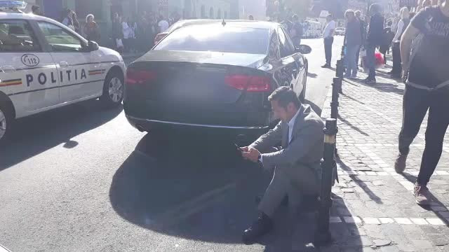 Consiliera unui senator, lovită de maşină când traversa neregulamentar. Politicianul ar fi fost martor