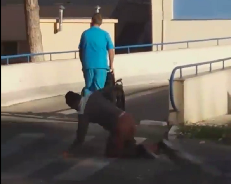 Bărbat filmat târându-se pe trotuar, în faţa spitalului din Călăraşi. Reacţia autorităţilor