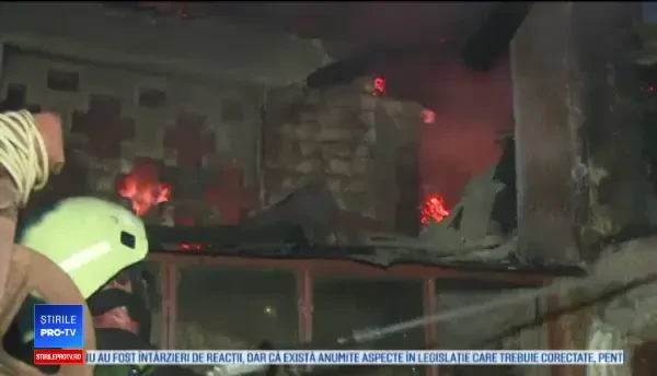 Case distruse de foc după ce o femeie a făcut focul în sobă. Greșeala comisă