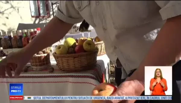 Mere de toate soiurile, prezentate clienților care vor să-și facă provizii pentru iarnă. Prețul acestora