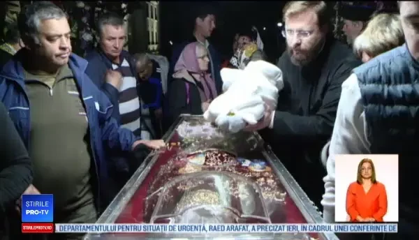 130.000 de români s-au închinat la moaștele Sf. Parascheva. Unii au făcut LIVE pe Facebook