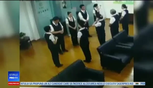 Un șarpe uriaș cade din tavanul unei bănci, în mijlocul ședinței angajaților. VIDEO