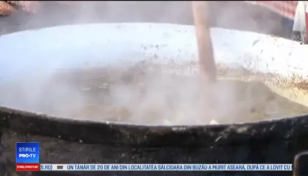 Mii de pofticioși s-au adunat pe lângă ceaunele cu papricaș, în Timiș