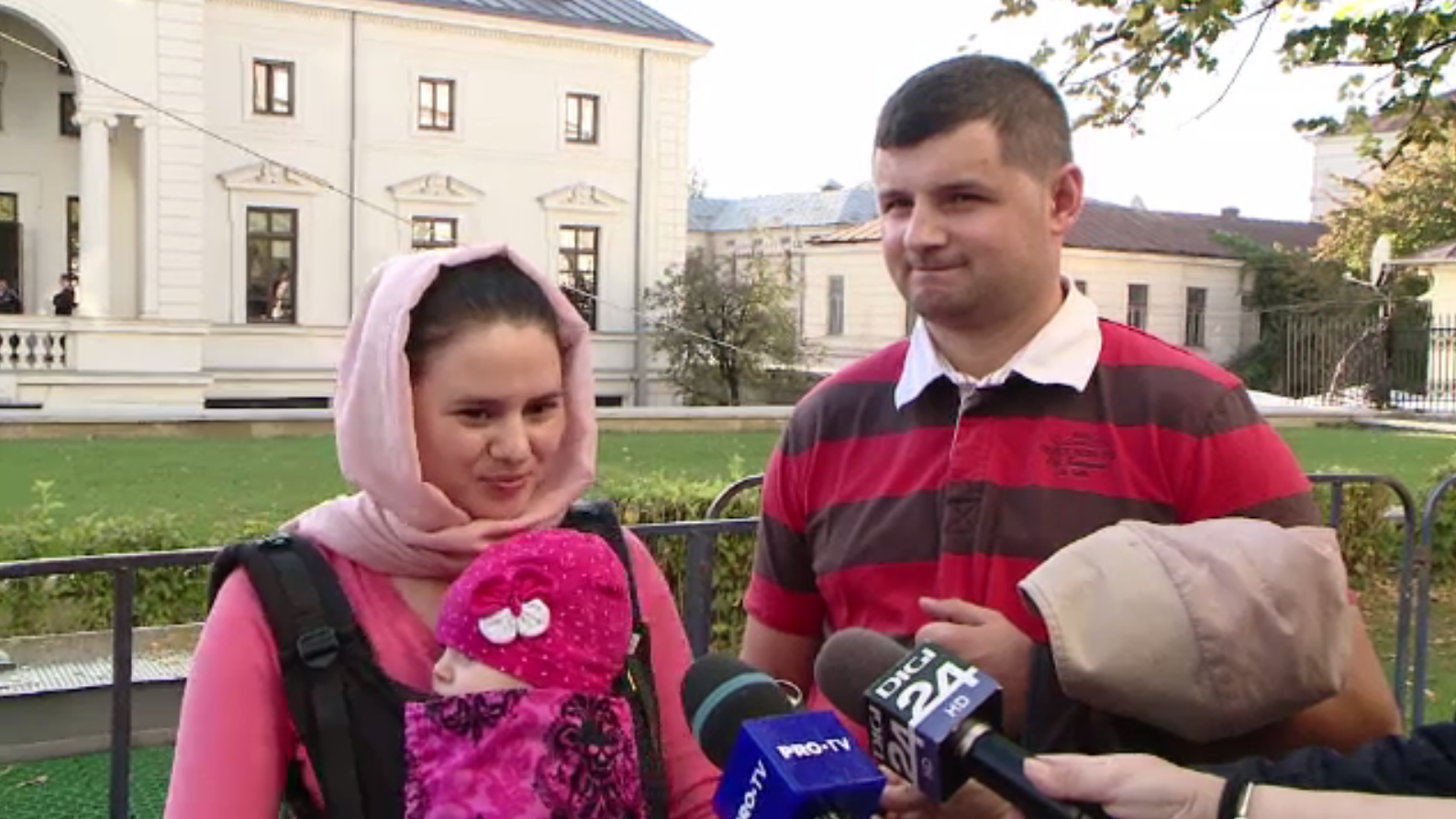 Ultimul pelerin la racla Sfintei Parascheva, o fetiță de 6 luni care îi poartă numele