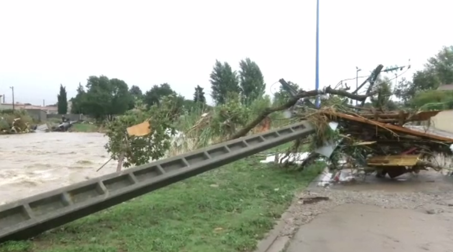 Locuitorii din Aude, luați pe sus de viituri în timpul somnului. ”M-am trezit în apă până la brâu"