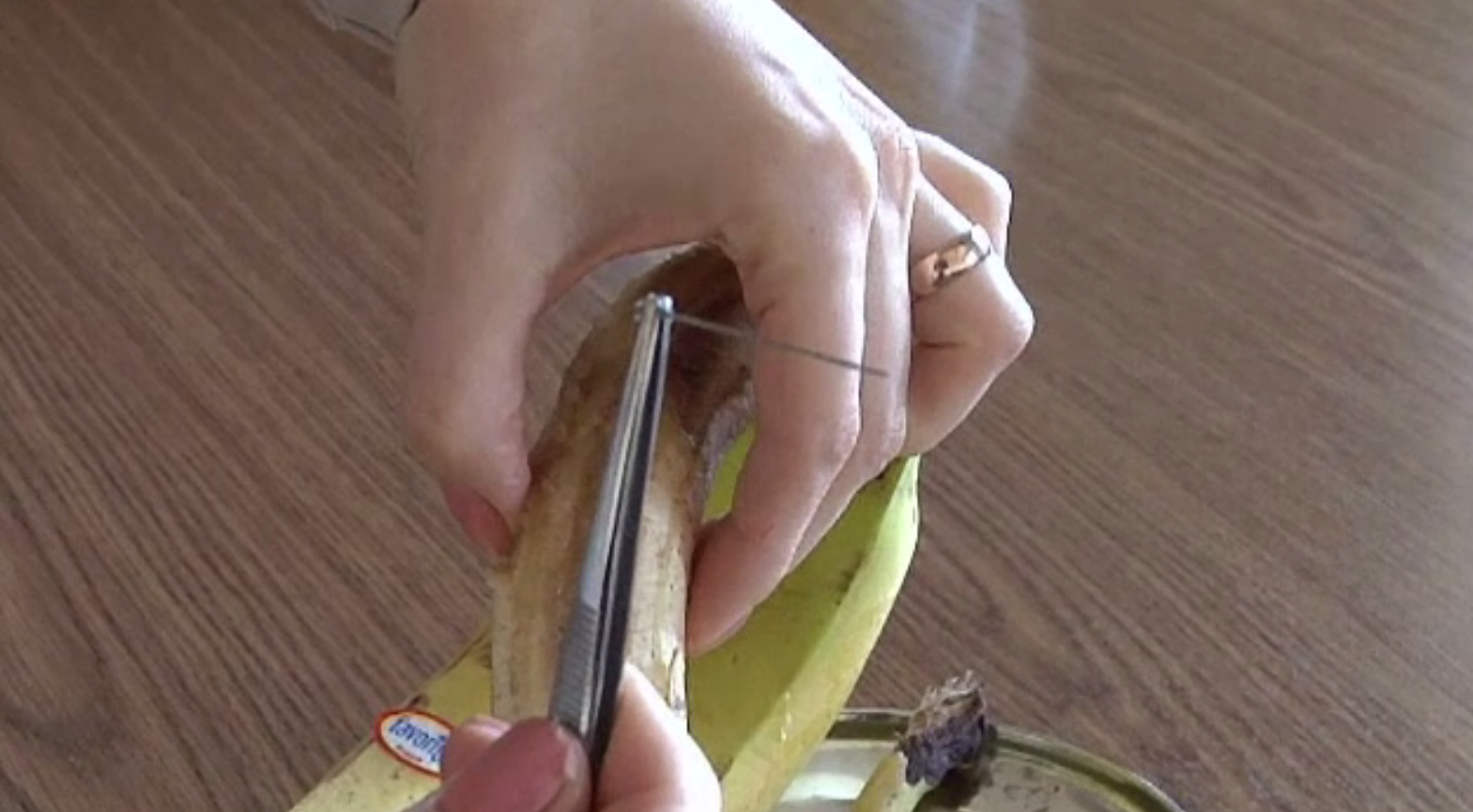 Anchetă după ce o femeie a găsit un ac într-o banană, iar alta - într-o lămâie