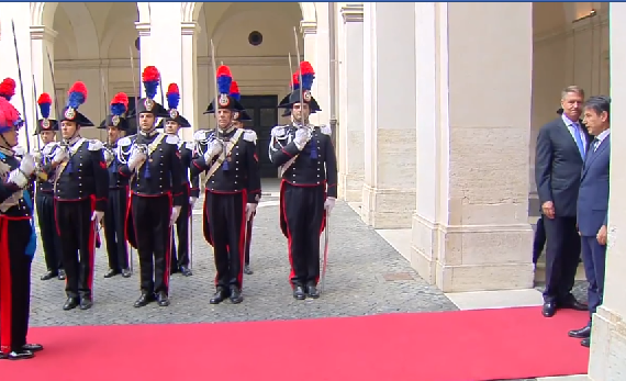 Klaus Iohannis, eroare de protocol în Italia, în timpul unei ceremonii cu premierul Conte