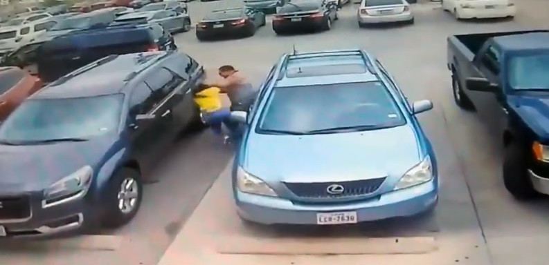 Imagini șocante. Motivul pentru care o femeie și un bărbat s-au luat la bătaie într-o parcare