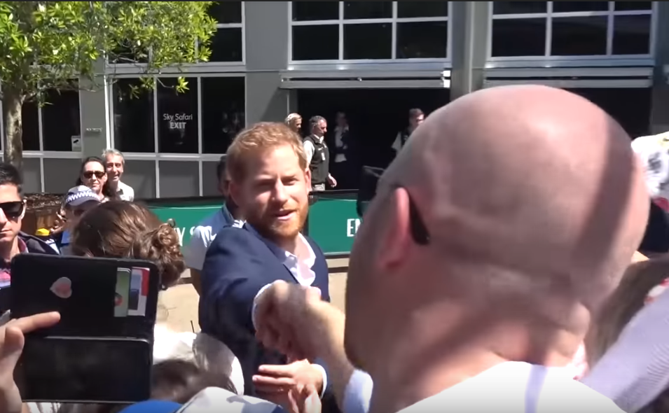 Reacția lui Harry, când un fan se apropie de Meghan: „Nu poți să-i dai un buchet așa mare!” VIDEO