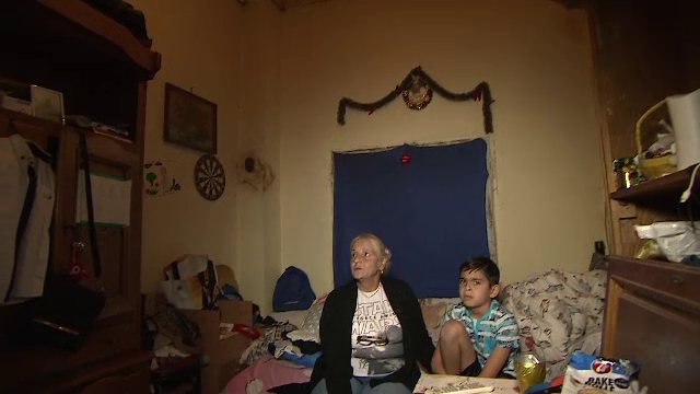 Visul unui băiețel lăsat de mamă în grija bunicii: „Să ajung ceva în viaţă, nu să stau cu mătura pe stradă”