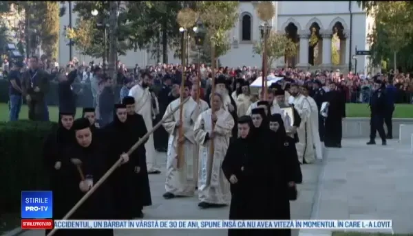 Ultimul pelerin la racla Sfintei Parascheva, o fetiță de 6 luni care îi poartă numele