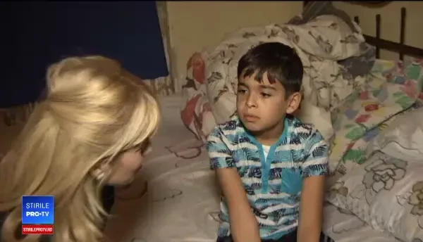 Visul unui băiețel lăsat de mamă în grija bunicii: Să ajung ceva în viaţă, nu să stau cu mătura pe stradă