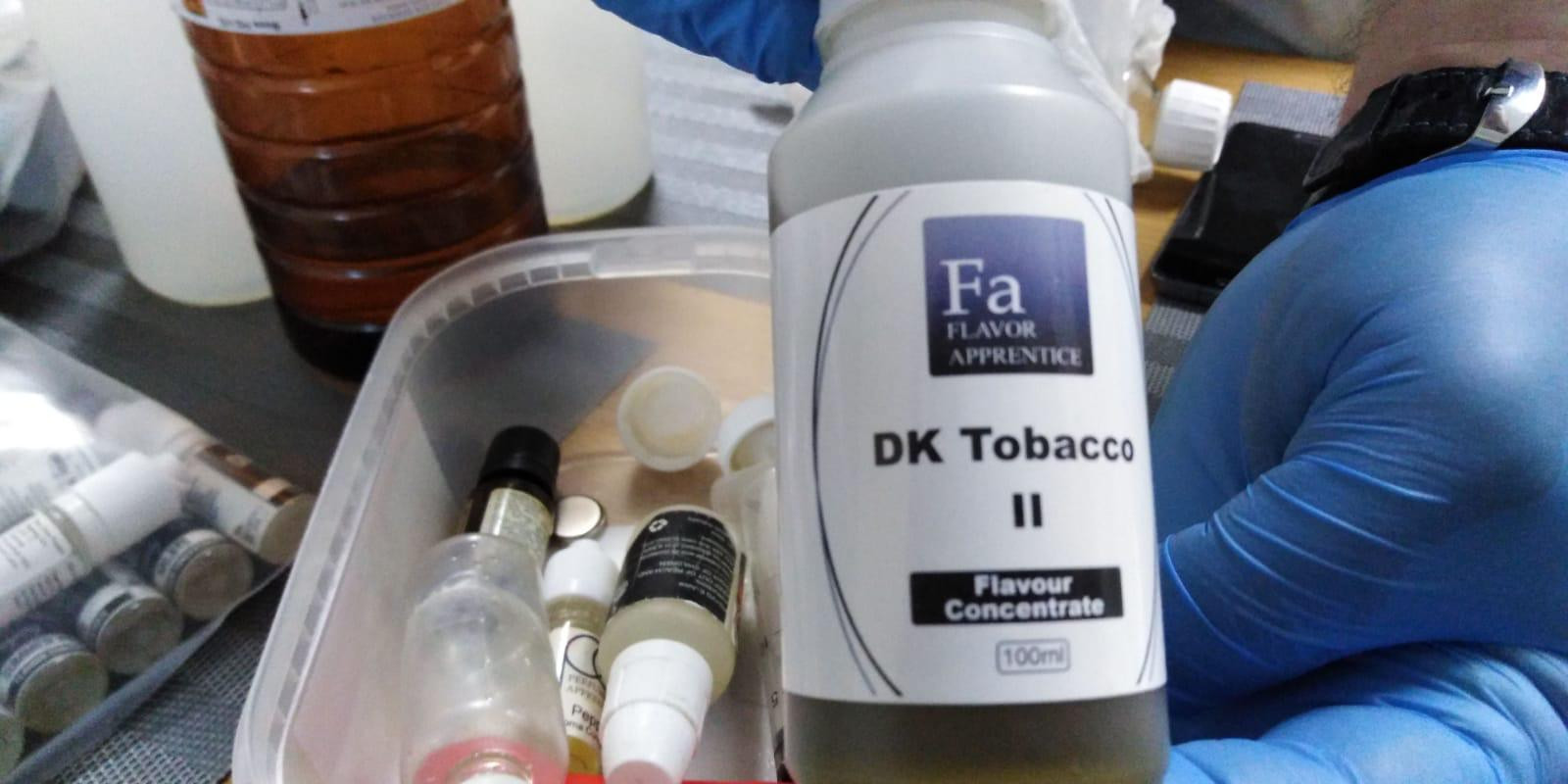 Nicotină pentru țigările electronice, preparată în locuințe. Polițiștii au descins la traficanți