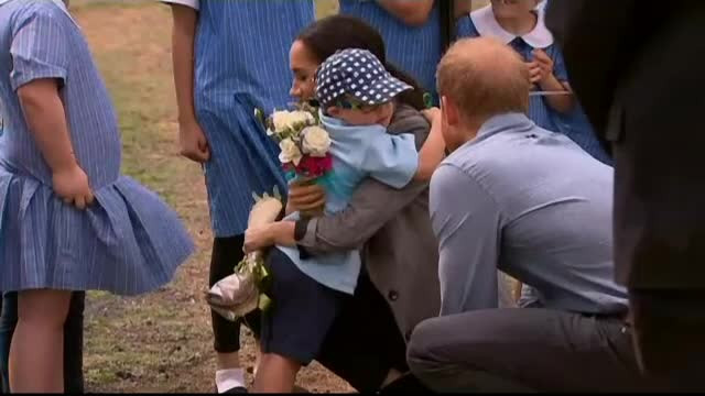 Prințul Harry și Meghan Markle, îmbrățișați cu foc de un băiețel, în Australia