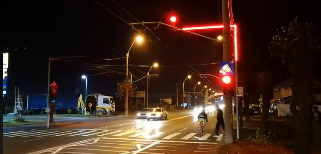 Primul oraș din România care are semafoare cu leduri pe arcade. VIDEO
