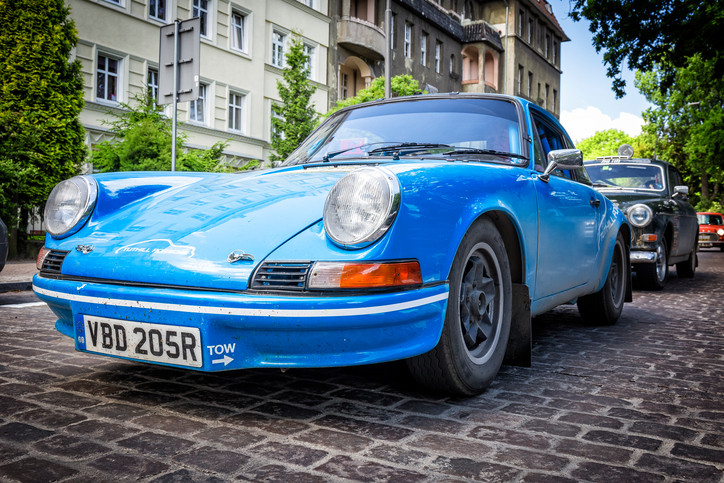 Un italian i-a vândut unei românce bunurile lui. De ce i-a cerut pe un Porsche 150 euro