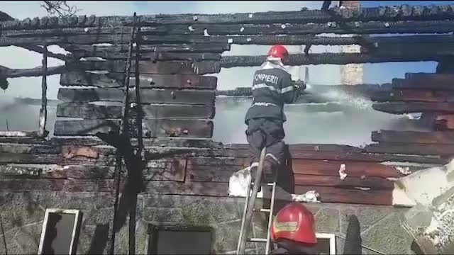 O casă din județul Brașov a luat foc în urma unui scurtcircuit