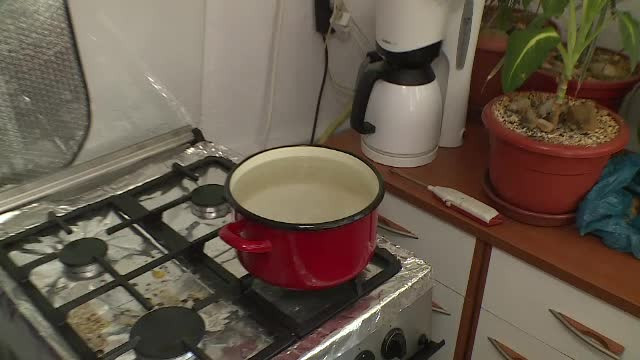 oala cu apa pe aragaz