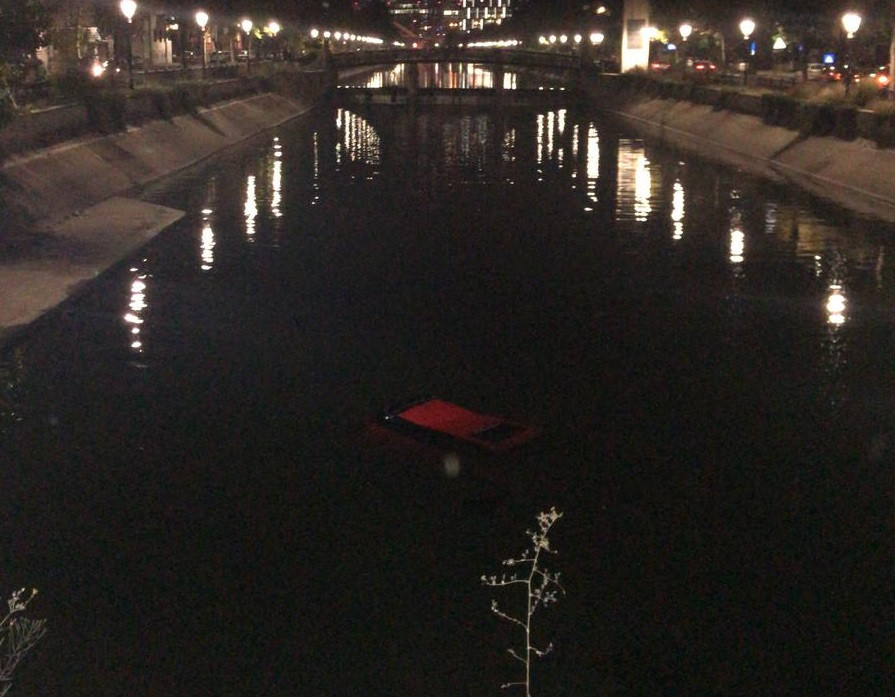 Un cuplu a ajuns cu maşina pe fundul Dâmboviţei. Operaţiune de salvare cu scafandri