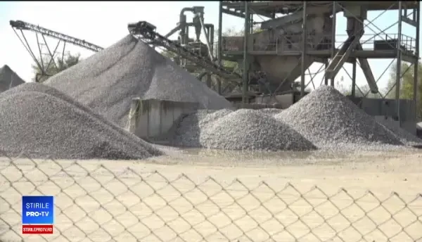 Un bărbat a căzut cu camionul de la 7 metri înălţime şi a murit pe loc