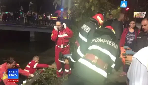 Un cuplu a ajuns cu maşina pe fundul Dâmboviţei. Operaţiune de salvare cu scafandri