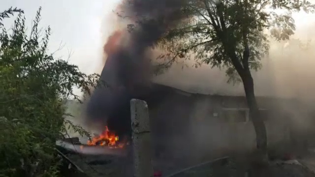 O familie din Prahova a rămas pe drumuri. Casa le-a luat foc