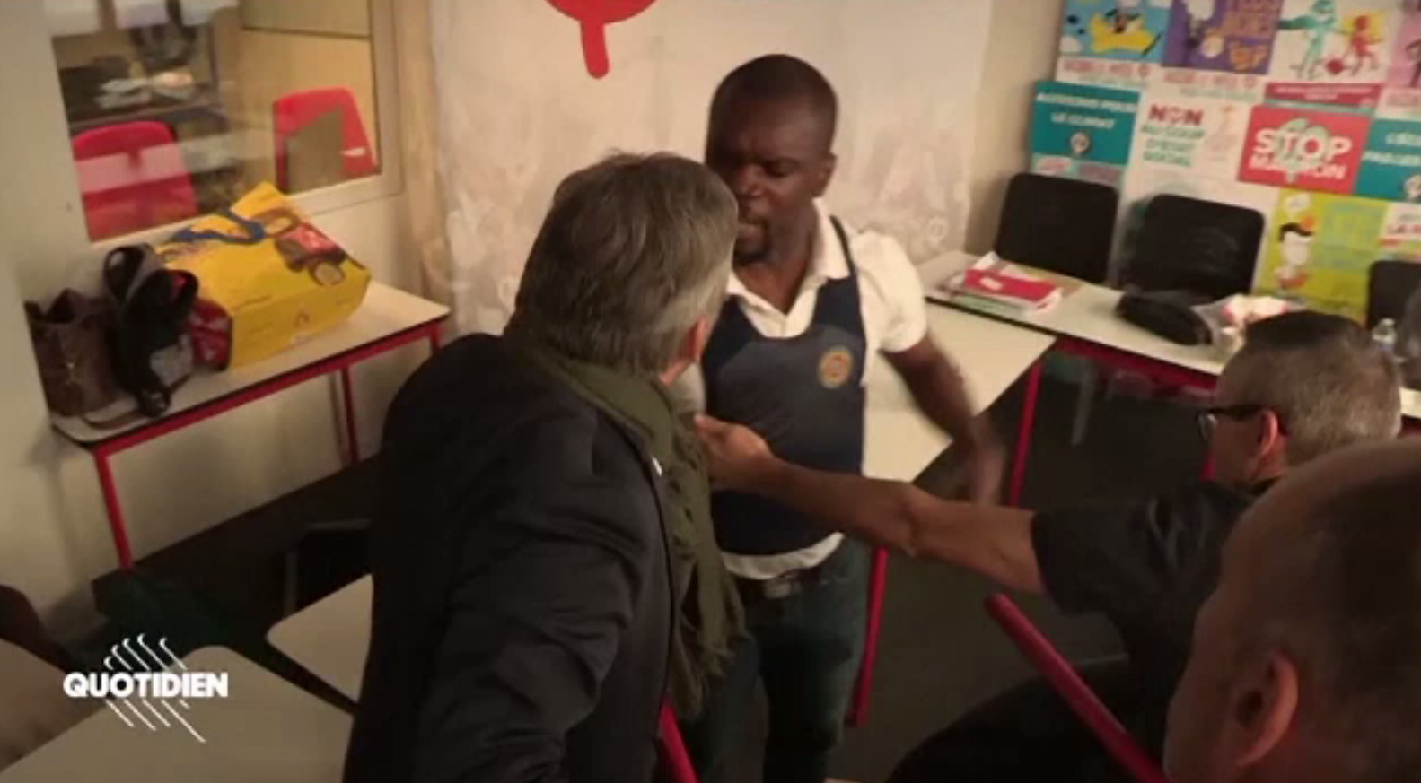 Bătaie în sediul unui partid din Franța. Polițist pus la pământ de furia unui politician