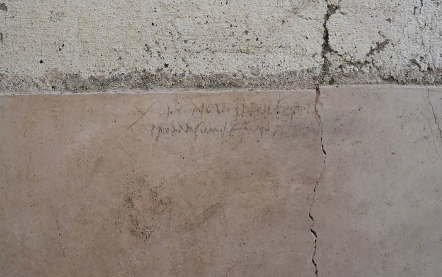 Un mesaj descoperit pe peretele unei case rescrie istoria