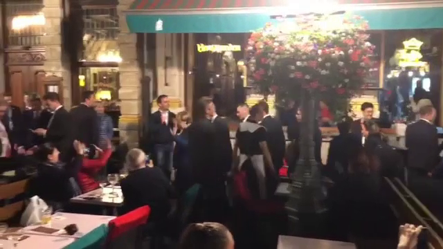 Lideri europeni, la bere și cartofi prăjiți după summit. Reacția lui Merkel