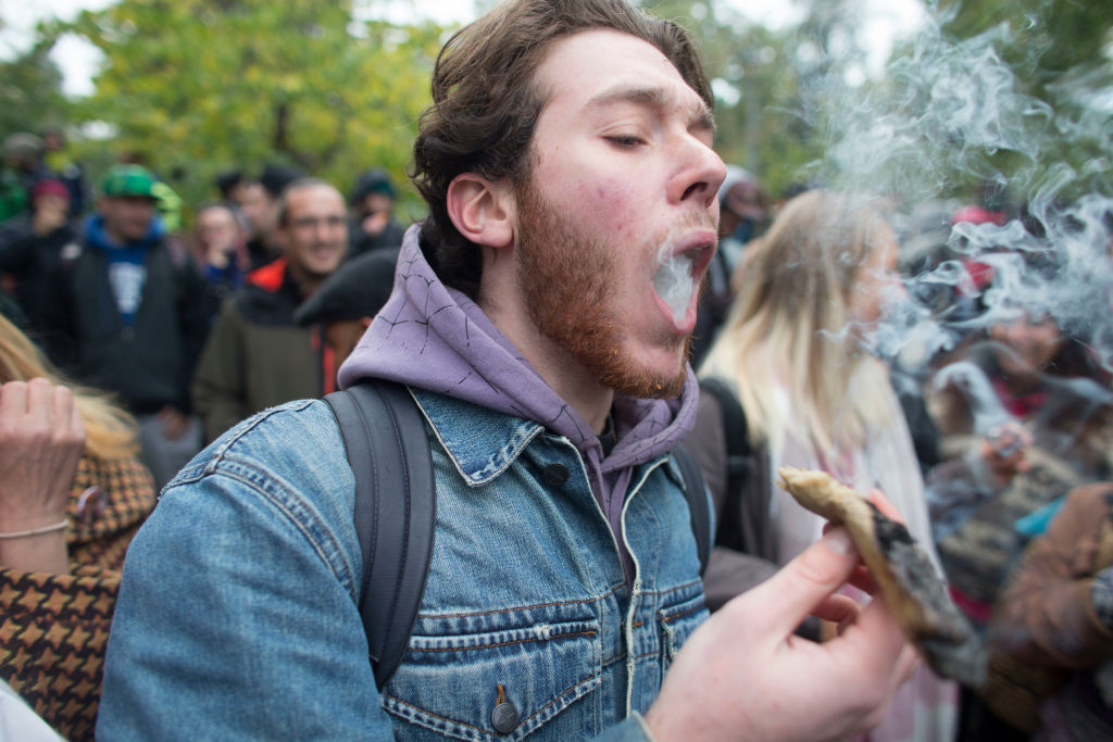 Canadienii au sărbătorit pe străzi prima zi după legalizarea marijuanei. FOTO