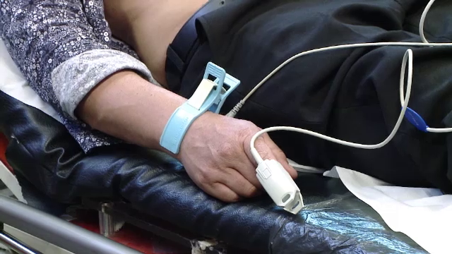 Un bătrân a ajuns la spital cu arsuri grave, după ce a încercat să-și curețe curtea