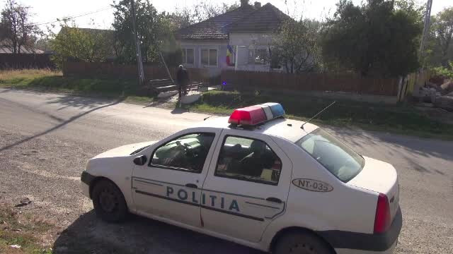 Trei tineri au ucis în bătaie un bătrân care nu a vrut să le spună unde își ține banii