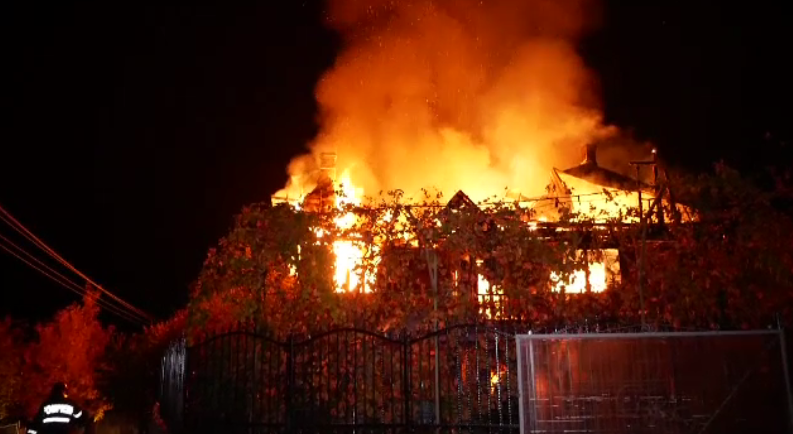 Și-a pierdut casa recent construită și 25.000 de euro într-un incendiu de proporții