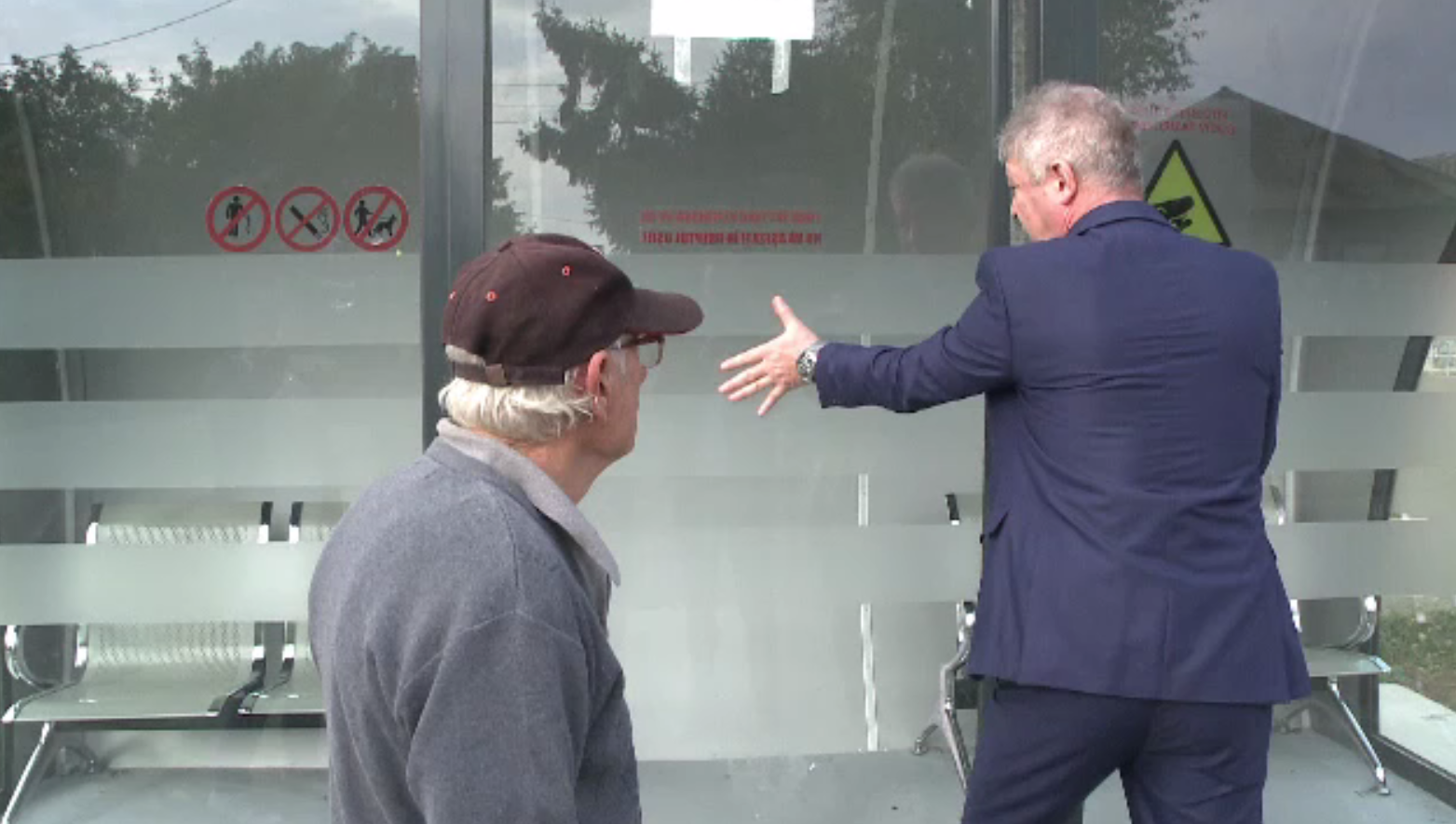 Singura comună din România cu stații de autobuz moderne și mașină de poliție electrică. Nemulțumirile localnicilor