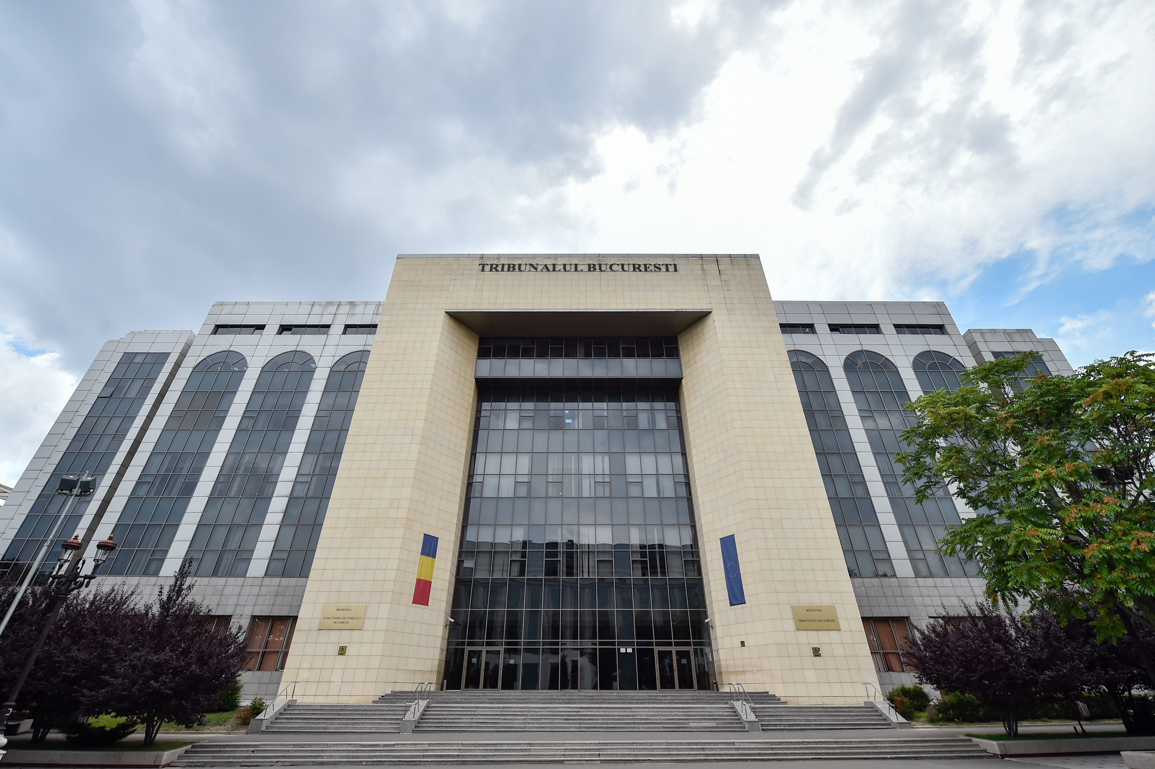 O judecătoare din București ar fi blocat timp de patru ani tragerea la răspundere a unor inculpaţi pentru tentativă de omor