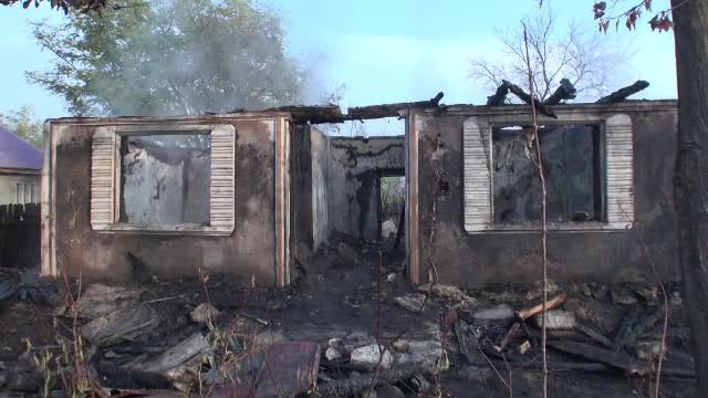 O femeie a ars de vie în casă fiindcă nu avea bani de curent şi folosea lumânări