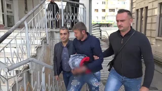 Femeie găsită în curte de un vecin, cu răni oribile. Cine i-ar fi dat lovitura de graţie