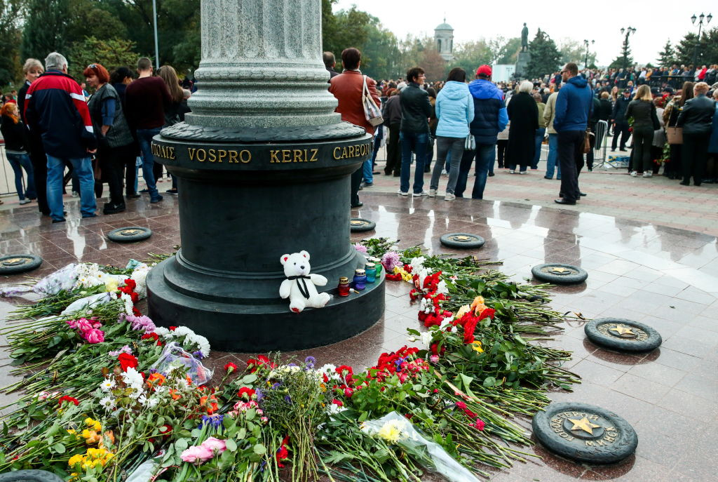 Tinerii uciși la liceul din Crimeea, conduși pe ultimul drum