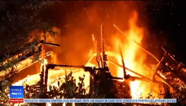 Și-a pierdut casa recent construită și 25.000 de euro într-un incendiu de proporții