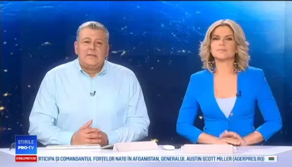 Căței îmbrăcați cu hăinuțe de lux, vedete la o prezentare de modă din Los Angeles