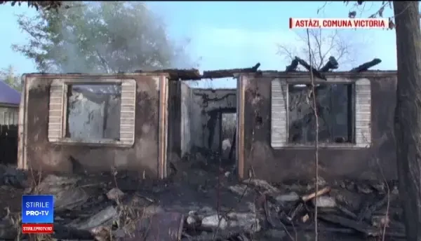 O femeie a ars de vie în casă fiindcă nu avea bani de curent şi folosea lumânări