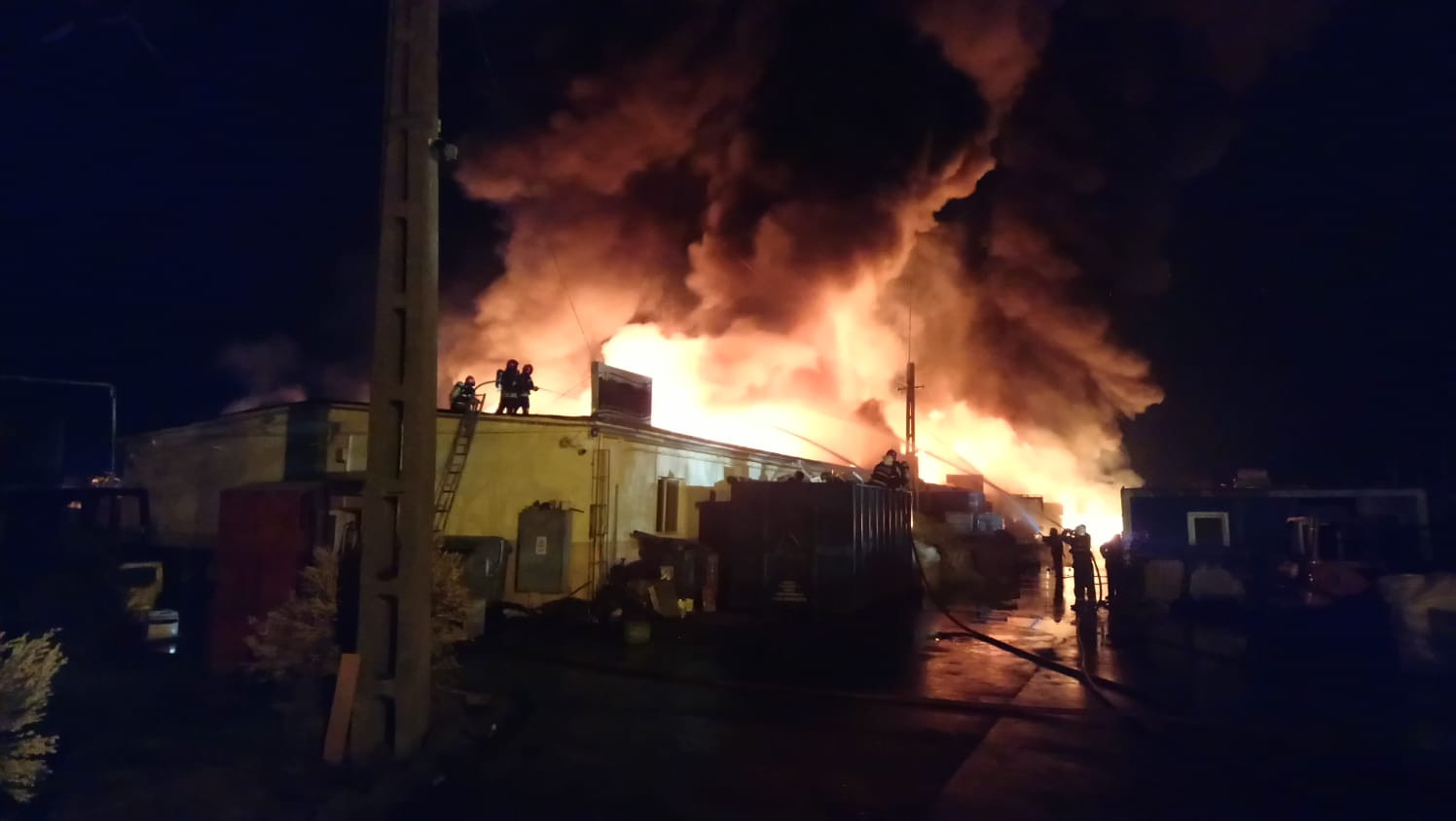Incendiu uriaş în Sibiu. Avioanele care treceau prin zonă au fost alertate