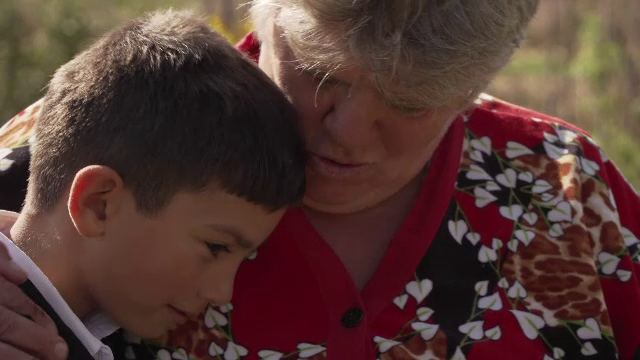 Cadoul primit de băiețelul din Prahova, părăsit de mamă. Copilul își dorește să devină jandarm