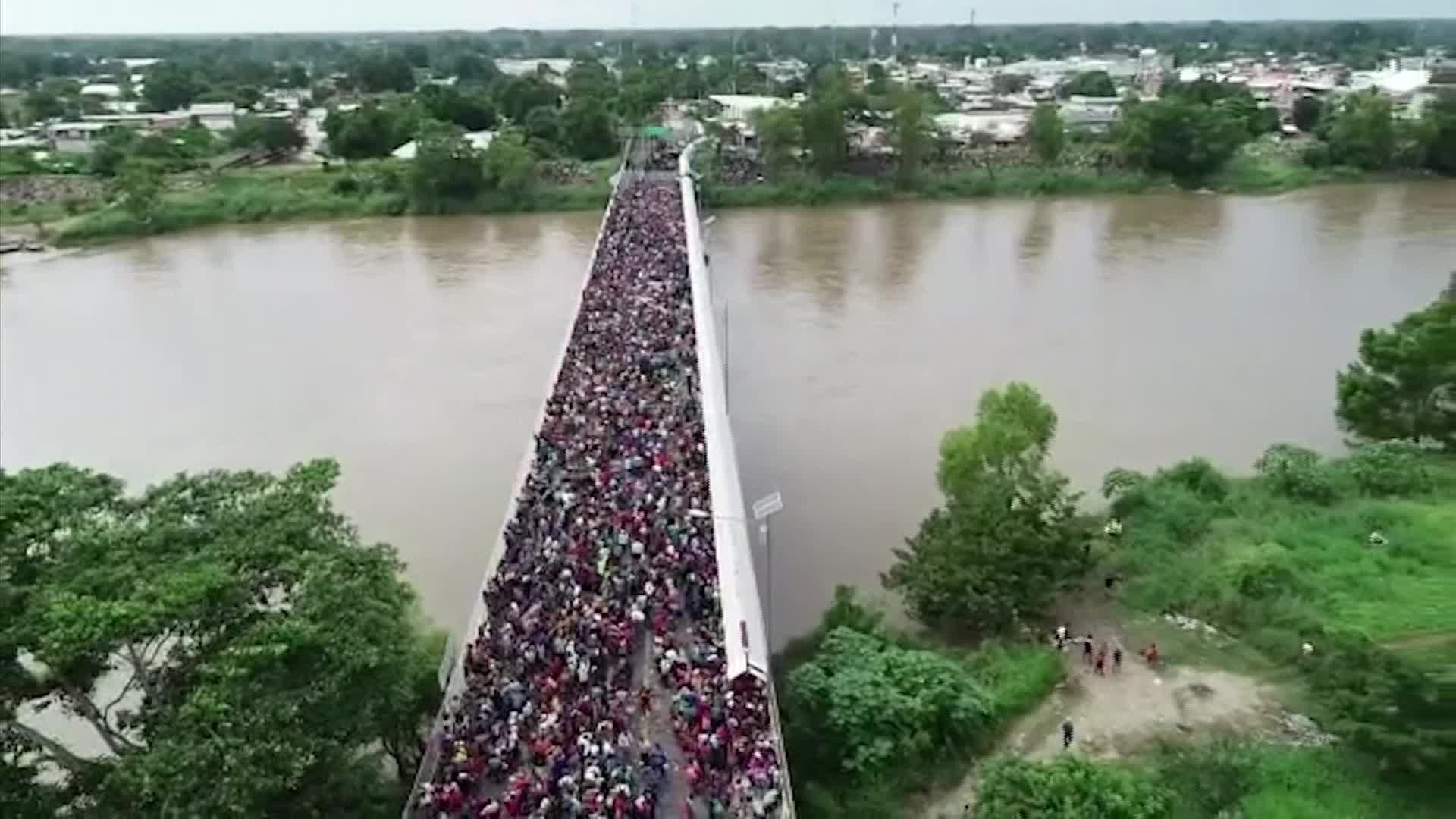 Criză a imigranţilor în America. O coloană uriaşă de oameni se îndreaptă din Honduras spre graniţa SUA