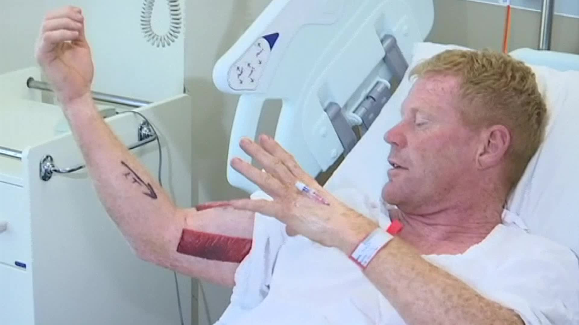 Bărbat prins de braţ de un rechin, în timp ce înota. Reacţia care l-a salvat