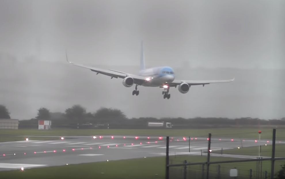 Un avion de pasageri a aterizat "lateral". De ce a ales pilotul această soluţie. VIDEO