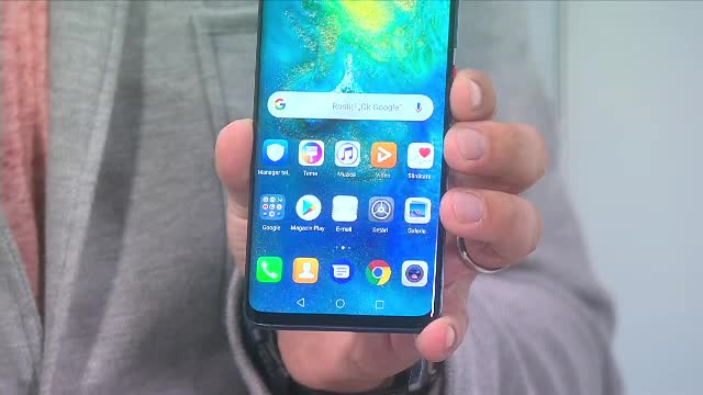 Smartphone-ul cu care poți încărca alte telefoane. Costă 1.000 de euro