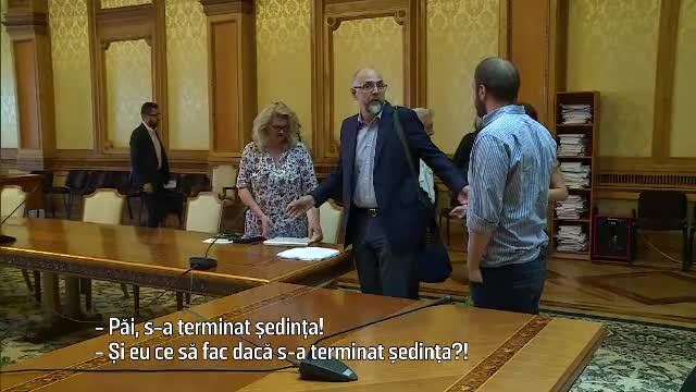 Cine se ocupă de cultura României. Kelemen Hunor, prins în timp ce semnează la o ședintă la care nu a fost. ”Păi ce să fac?”
