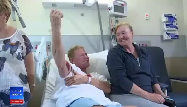 Bărbat prins de braţ de un rechin, în timp ce înota. Reacţia care l-a salvat