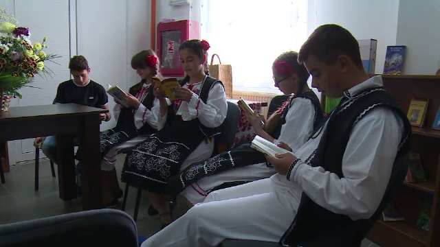 Bibliotecă din Dâmbovița, redeschisă cu dans și muzică. 9.000 de cărți își așteaptă cititorii